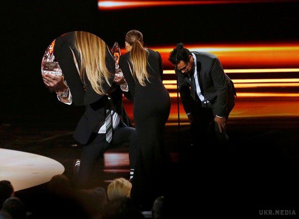 У американської співачки Дженніфер Лопес порвалася сукню на People's Choice Awards. Американська співачка і актриса Дженніфер Лопес опинилася у вкрай конфузной ситуації під час церемонії People's Choice Awards. 