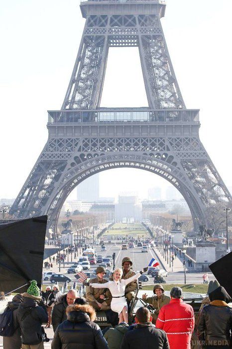 Дочка Майкла Джексона показала пірсинг сосків у романтичній фотосесії. 18-річна дочка поп-короля Майкла Джексона Періс Джексон (Paris Jackson) взяла участь у рекламній кампанії модного дому Chanel. Зйомки проходили в місті кохання - Парижі.