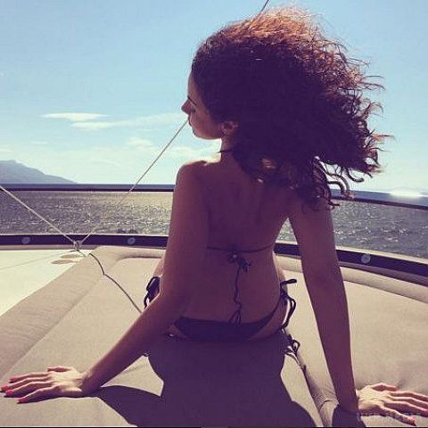 Настя Каменських показала цікаве фото з відпочинку у своєму Instagram.  Її фанати були здивовані незвичайною ідеєю для знімка