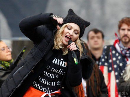 Мадонна виступила на "Марші жінок", проти Трампа. Виступ транслювали телеканали C-SPAN, CNN та MSNBC. Проте, після слів Мадонни вони припинили трансляцію.