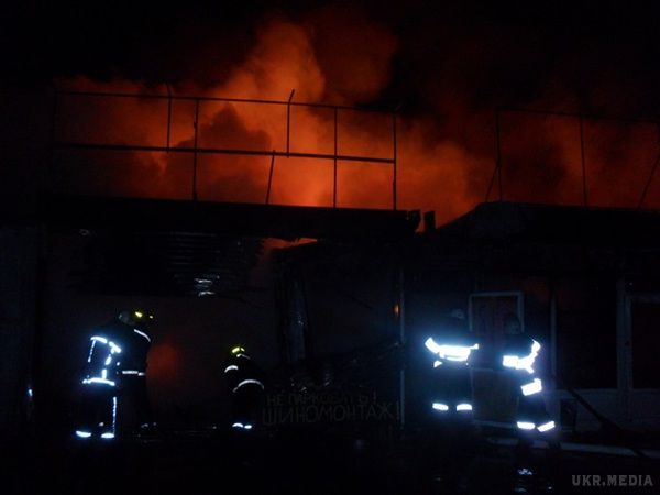 У Києві горів Деміївський ринок. У результаті пожежі пошкоджено вісім кіосків.