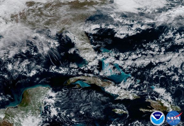НАСА показало приголомшливі знімки Землі. NASA і Національне управління океанічних і атмосферних досліджень США (NOAA) оприлюднили знімки Землі, які зафіксував метеосупутник GOES-16.