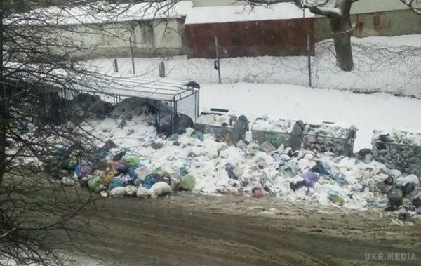 Гройсман пообіцяв допомогти Львову із сміттям. При цьому прем'єр різко розкритикував міську владу Львова, назвавши її безпорадною.