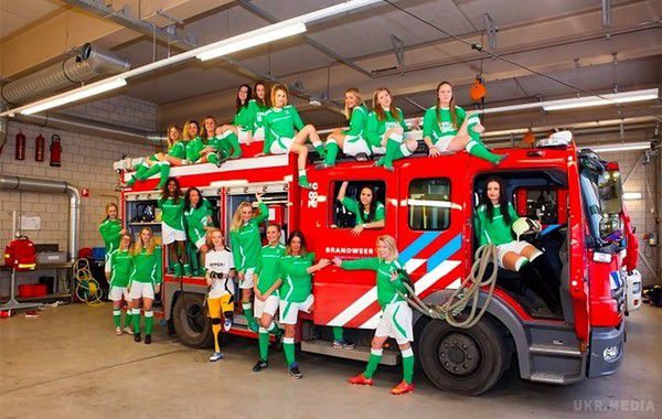 Футболістки з Нідерландів роздяглися біля пожежної машини. Фотографії спортсменок розлетілися світом