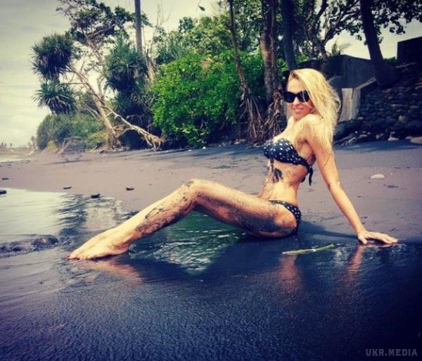 Оля Полякова підкреслила фігуру новим купальником (фото). Зірка продовжує сімейну відпустку на Балі.