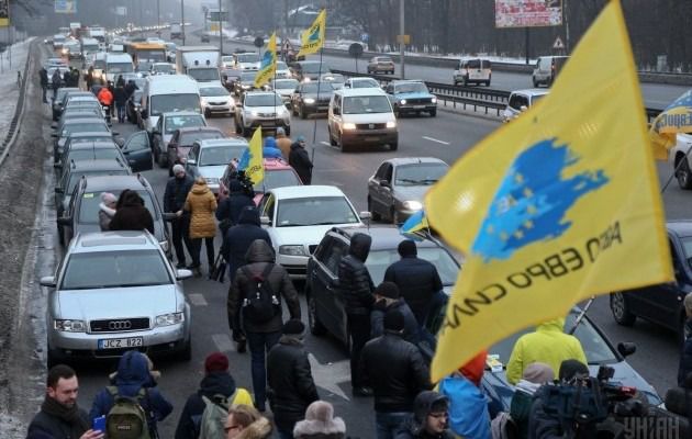Протестувальники сьогодні продовжать блокувати в'їзди до Києва, анонсували акції не лише на околицях столиці. Власники автомобілів з іноземною реєстрацією планують продовжувати протест на трасах до 20.00, а мітинг біля Кабінету міністрів завершується.