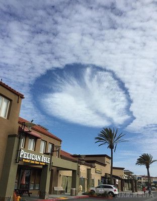 Над Каліфорнією з'явилися величезні діряві хмари (фото). Жителі західного узбережжя США в минулі вихідні стали свідками рідкісного явища — появи так званої дірявої хмари в небі над Південною Каліфорнією.