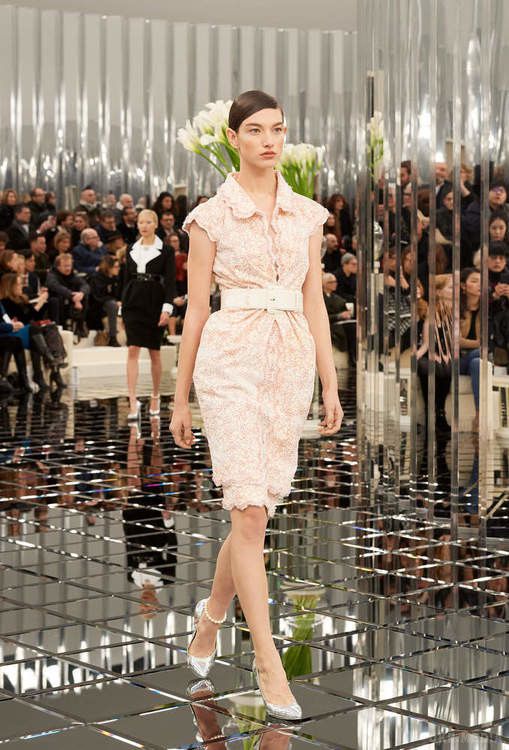 Що нам пропонують знамениті модельєри? Паєтки, рюші і перли. Показ Chanel Haute Couture весна-літо 2017 (фото). Показ колекції відбувся в рамках Тижня високої моди в Парижі.
