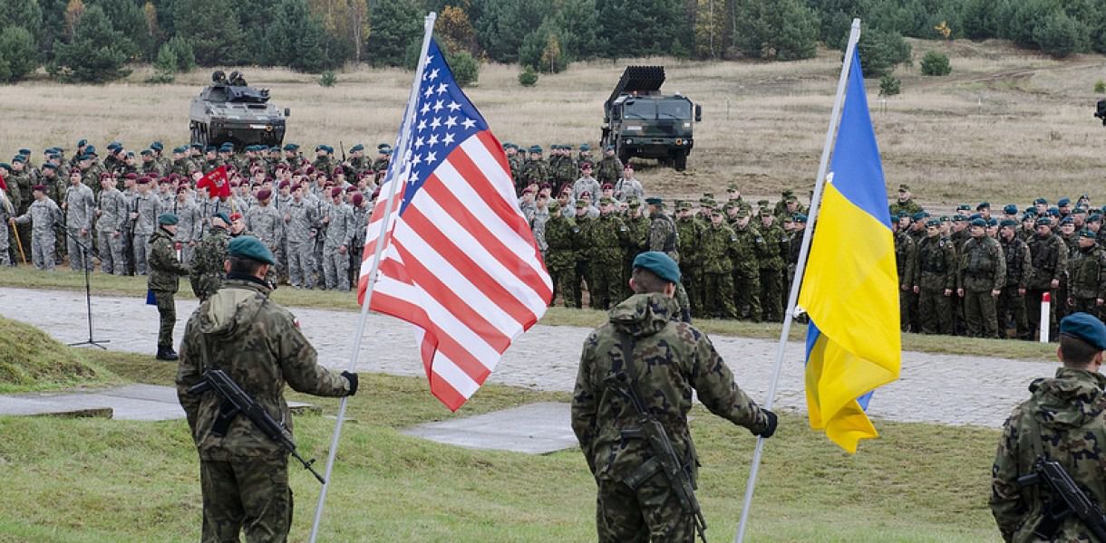 Порошенко дозволив розмістити в Україні військових НАТО. В рамках українсько-американських навчань будуть допускатися до 2 500 військовослужбовців Сполучених Штатів Америки, інших держав - членів НАТО.