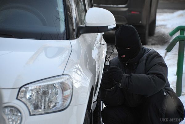 Щоб повернути депутату "Мерседес", його викрали у викрадачів. Розробкою групи займався Департамент внутрішньої безпеки МВС України разом з карним розшуком, оскільки основними фігурантами справи є один невдалий і один колишній міліціонер.