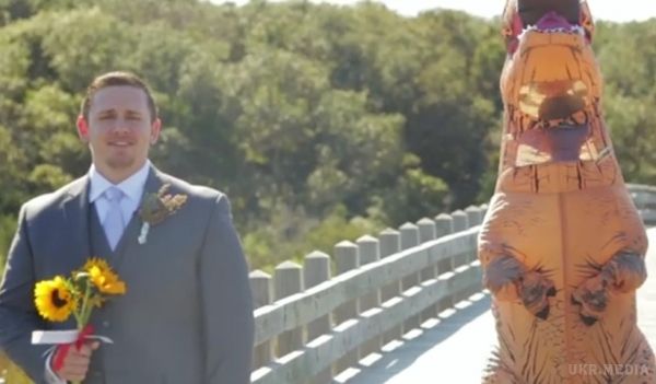 У Північній  Кароліні наречена з'явилась у костюмі тиранозавра(відео). Молода пара з Північної Кароліни вирішила відсвяткувати незвичайне весілля, на яке наречена з'явилась у костюмі тиранозавра