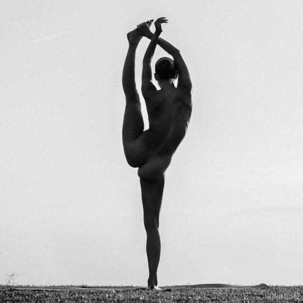 Гола модель у незвичайних позах доводить користь йоги (фото). Nude Yoga Girl вже кілька років є найпопулярнішим йогом Instagram