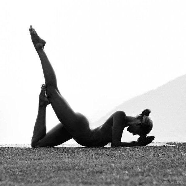 Гола модель у незвичайних позах доводить користь йоги (фото). Nude Yoga Girl вже кілька років є найпопулярнішим йогом Instagram