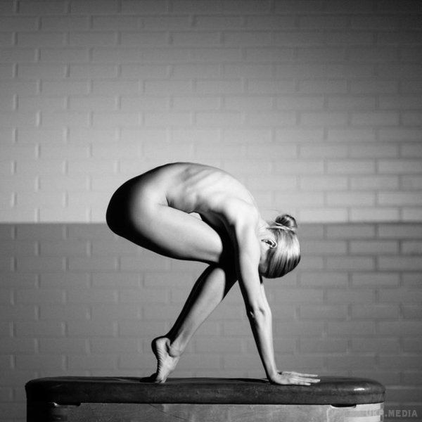 Гола модель у незвичайних позах доводить користь йоги (фото). Nude Yoga Girl вже кілька років є найпопулярнішим йогом Instagram