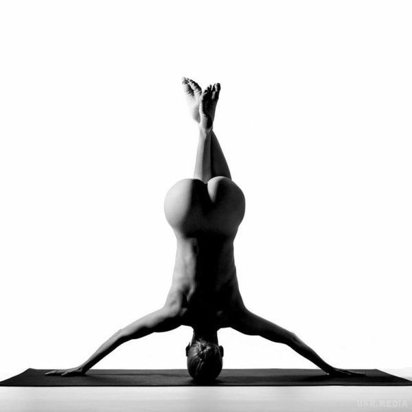Гола модель у незвичайних позах доводить користь йоги (фото). Nude Yoga Girl вже кілька років є найпопулярнішим йогом Instagram