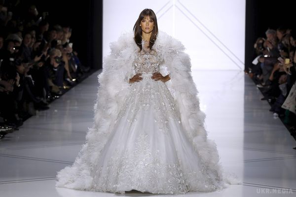 Супермодель Алессандра Амбросіо не наділа бюстгальтер під весільну сукню (фото). Тамара Ральф і Майкл Руссо представили публіки розкішні вечірні вбрання.