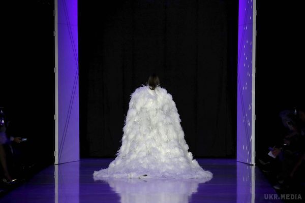 Супермодель Алессандра Амбросіо не наділа бюстгальтер під весільну сукню (фото). Тамара Ральф і Майкл Руссо представили публіки розкішні вечірні вбрання.