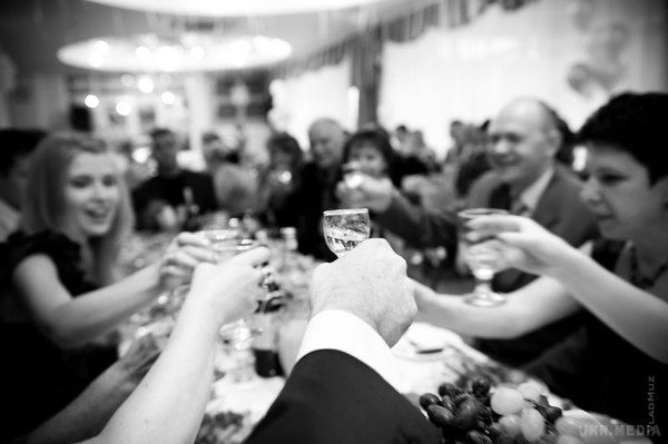 Скільки в середньому українець випиває алкоголю за рік. 60 літрів пива - це лише початок. 62 % українців не курять і 16 % взагалі не вживають алкогольні напої, такими виявились результати нового дослідження компанії Рейтинг. 