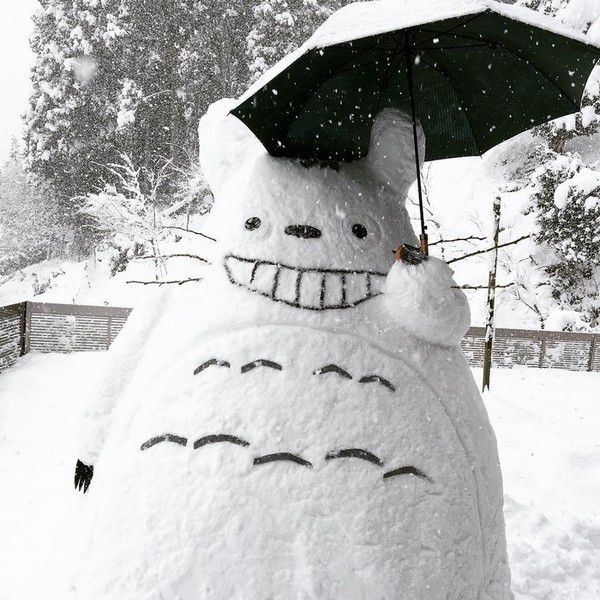 Японці ліплять сніговиків, зовсім не схожий на наші. Взимку діти всіх страх традиційно ліплять зі снігу сніговиків. 
