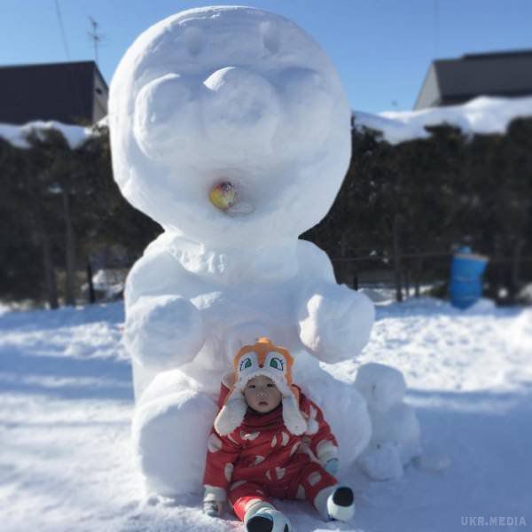 Японці ліплять сніговиків, зовсім не схожий на наші. Взимку діти всіх страх традиційно ліплять зі снігу сніговиків. 