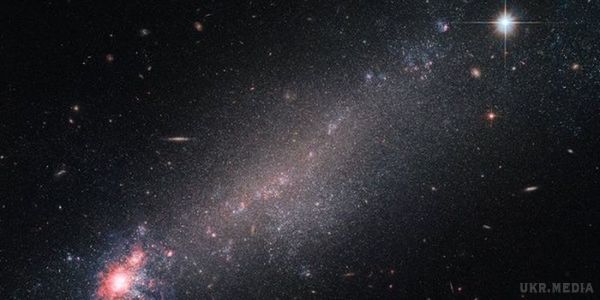 Вчені виявили галактику, яка схожа на комету. Вчені поки не можуть прийти до спільної думки з приводу виявленого раніше космічного об'єкта NGC 4861.