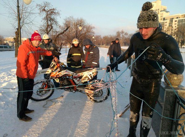 Підбадьорився: в Харкові мотоцикліст-екстримал провалився під лід. Вибратися з ополонки люблячий ризик "пілот" зміг сам, а потім витягнув з води і свого "залізного коня".