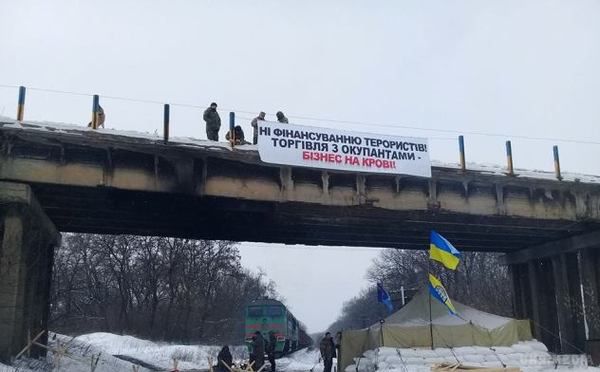 Ветерани АТО назвали умови зняття блокади в Донбасі: фото. Ветерани АТО заявили, що готові пропускати вугілля, якщо буде посилено контроль за тим, що знаходиться в вагонах.