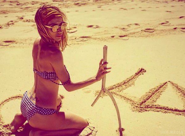 Світлана Лобода здивувала знімком з відпочинку на пляжі.  Співачка здивувала фотографією, де вона на пляжі малює на піску, але цікавим для шанувальників стала її татуювання,