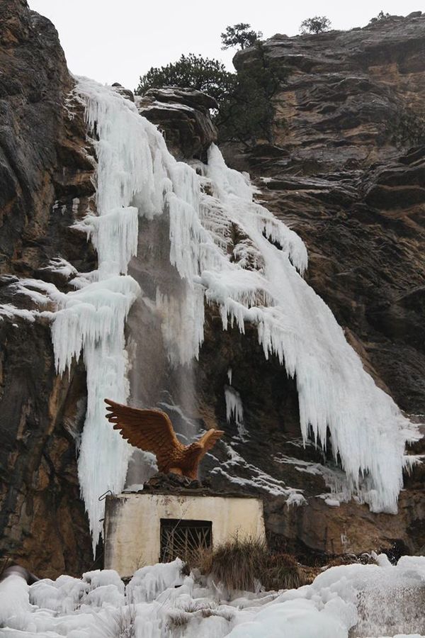 Найвищий водоспад Криму перетворився в гігантську бурульку (фото). Морози скували води розташованої на ПБК пам'ятки.