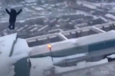 В Москві самогубець стрибнув з 86-го поверху. 18-річний молодий чоловік стрибнув з оглядового майданчика хмарочоса "Око" в комплексі "Москва-Сіті" в російській столиці.