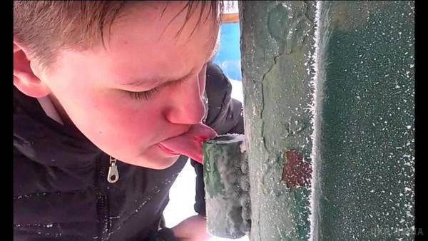 Що робити якщо ваша дитина лизнула на морозі залізо і прилипла?. Ні в якому разі не лийте на язик окріп...