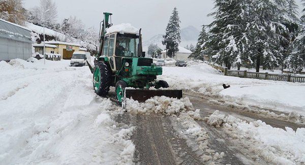 Снігопад залишив без світла тисячі сімей на заході Грузії. За інформацією ЗМІ, у багатьох місцях на допомогу службам муніципалітетів до робіт з прибирання снігу підключилося населення