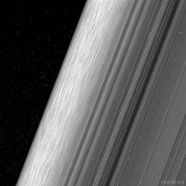 NASA зробило вражаючі чіткі знімки кілець Сатурну. Нові світлини кілець Сатурну дозволяють розгледіти мільярди шматків льоду, з яких вони складаються