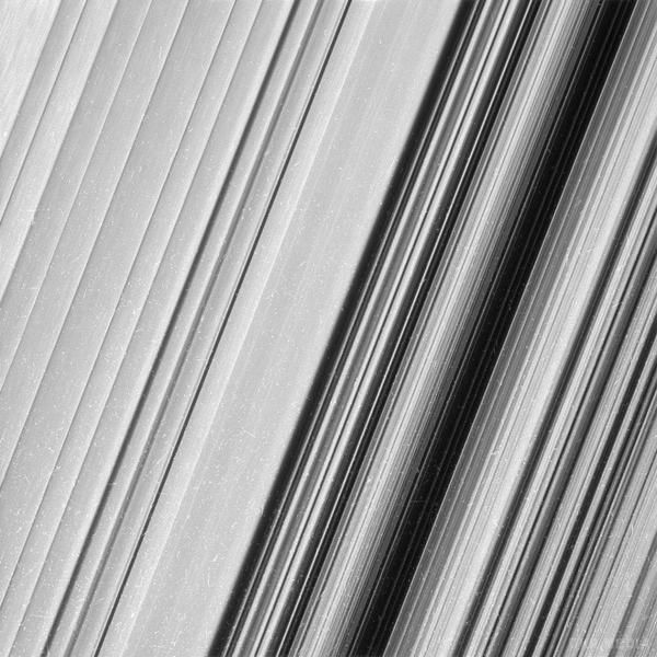 NASA зробило вражаючі чіткі знімки кілець Сатурну. Нові світлини кілець Сатурну дозволяють розгледіти мільярди шматків льоду, з яких вони складаються