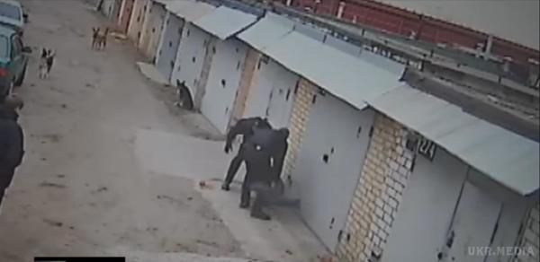 У Києві патрульні побили чоловіка, який намагався зняти їх на відео. Прокурори завели справу на двох поліцейських, які побили громадянина, який намагався зняти на мобільний телефон незаконні дії силовиків