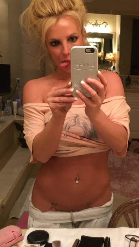 Брітні Спірс показала татуювання на пікантному місці (фото). Американська співачка Брітні Спірс продовжує дивувати своїх фанатів відвертими фото.