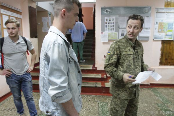 Повістки в армію, подорожчання і шлюби по-новому: як у лютому зміниться життя українців. Вперше за кілька років в Україні піднімуть тарифи на залізничному транспорті, а випускників військових кафедр заберуть в армію.