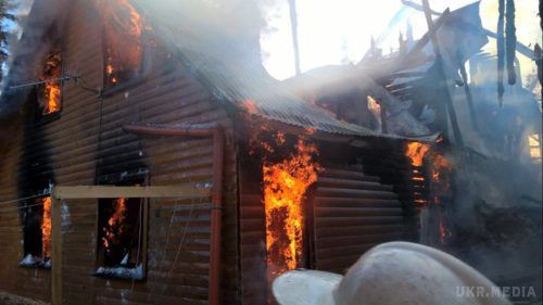 Високо в Карпатах згоріли будиночки для туристів (відео). На полонині Драгобрат, що в Рахівському районі, сталася потужна пожежа, внаслідок якої згоріли два дерев'яні 2-поверхові будиночки для туристів. 