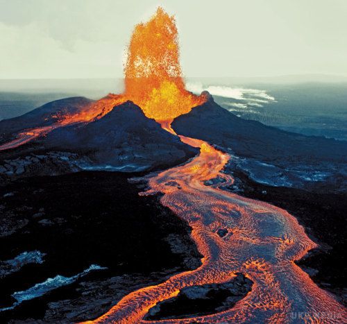Гавайський острів в Тихому океані залило окропом після виверження вулкана. Геологічна служба США опублікувала відео викидається гавайського вулкану Кілауеа в Тихому океані