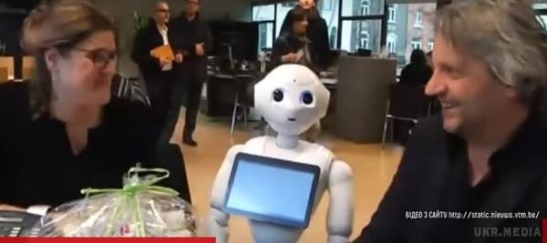 З'явився перший у світі робот-людина: ходить в школу і освоює професію адміністратора (відео). Бельгія стала першою країною в світі, де зареєстрували робота як людину. Бельгійці вирішили "усиновити" робота.