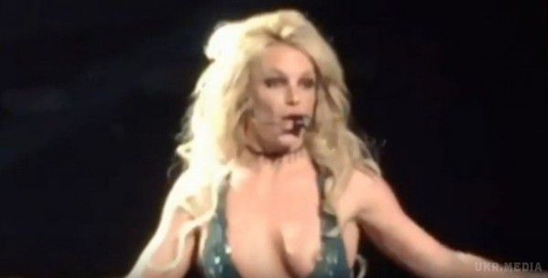 Брітні Спірс потрапила в незручну ситуацію під час виступу в Лас-Вегасі.  У знаменитості випали груди з костюма.