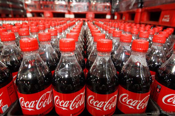 Трамп вимагає від Coca-Cola припинити виробництво в Мексиці. Повідомляється, що можливі наміри глави держави пов'язані з приєднанням Coca-Cola до протестів проти нової імміграційної політики Білого дому.