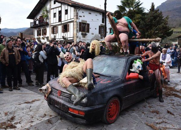 В Іспанії волохаті демони пробуджували весну. У день карнавалу місцеві жителі ведуть себе досить шумно