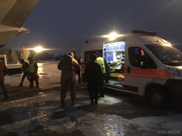 Евакуація поранених бійців: "швидкі" вишикувалися в чергу в аеропорту Дніпра. Волонтери просять городян допомогти забезпечити лежачих бійців ковдрами і ковдрами, а також гарячими напоями