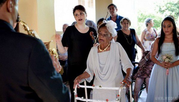 106-річна наречена з Бразилії довела, що коханню кожен вік підвладний (фото).  У Бразилії 106-річна наречена вперше вийшла заміж і довела всьому світу, що коханню кожен вік підвладний. 