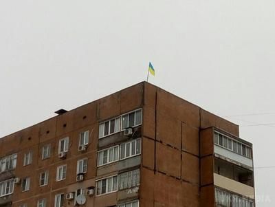 В окупованому Донецьку на багатоповерхівці встановили прапор України (фото). Користувачі пишуть, що прапор побачили вранці 4 лютого на одній з багатоповерхівок на вулиці Щетиніна.