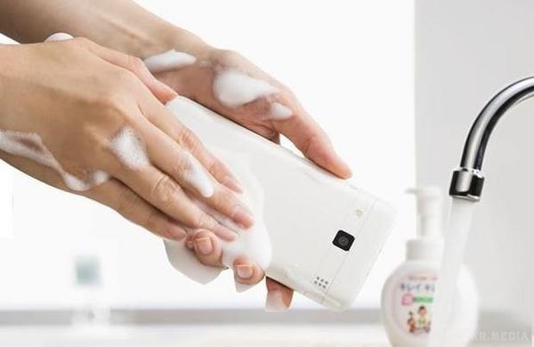 «Під гарячою водою з милом»: у Японії винайшли смартфон, який «миється» (фото). Презентація нового гаджета і дата продажу попередньо призначена вже на березень цього року. Зараз гаджет доступний тільки внутрішньому ринку.