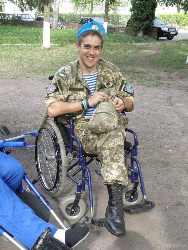 Кіборг, якому ампутували ногу, повернувся у Збройні Сили. Боєць Станіслав Стовбан, який обороняв Донецький аеропорт, пройшов полон та переніс кілька складних операцій, повернувся на службу в ЗСУ