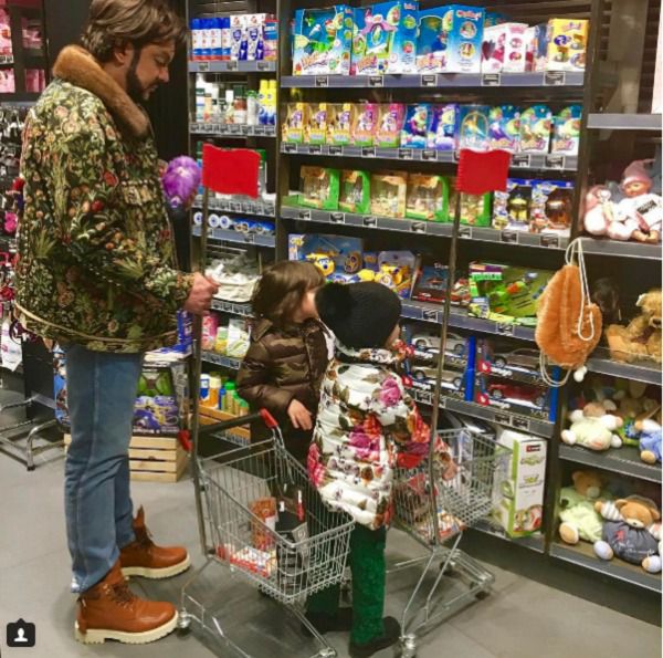 Кіркорова з дітьми помітили в супермаркеті без охорони. Співак Філіп Кіркоров недавно здивував усіх. Справа в тому, що "поп-король" відвідує один з підмосковних супермаркетів зі своїми дітьми без супроводу охоронців.