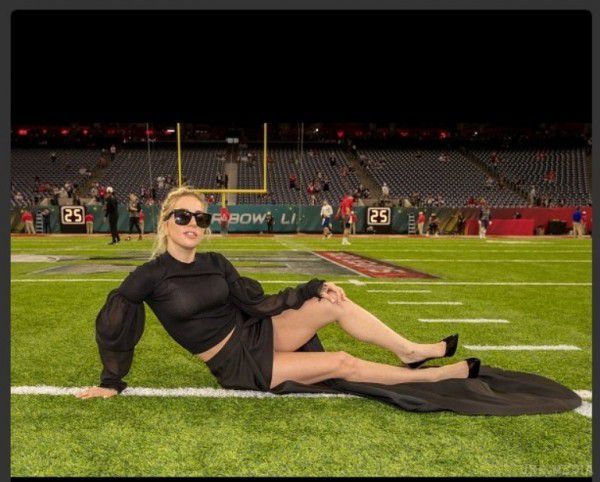 Скандально відома шоу-діва Леді Гага з'явилася на спортивному матчі без трусиків. Леді Гага знову прославилася шокуючою поведінкою. 